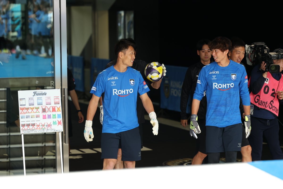 GK #一森純 選手と #東口順昭 選手がウォーミングアップ開始！ 試合を