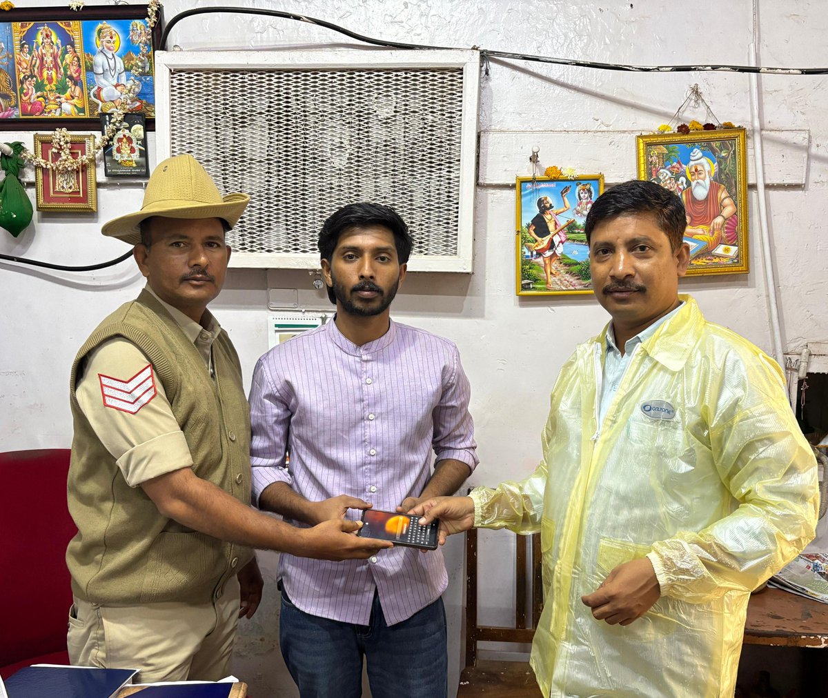 ಕೇರಳ ಕಾಸರಗೋಡ ಮೂಲದ ವಿದ್ಯಾರ್ಥಿ ಪ್ರಣವ್ ಎಂಬುವರು 45 ಸಾವಿರ ರೂ ಮೌಲ್ಯದ ಮೊಬೈಲ್ ಫೋನ್ ನ್ನು ತಮಿಳುನಾಡಿನಲ್ಲಿ ಕಳೆದುಕೊಂಡಿದ್ದು,  ಹುಬ್ಬಳ್ಳಿಯಲ್ಲಿ ಪತ್ತೆಯಾಗಿದ್ದು, ಹುಬ್ಬಳ್ಳಿ ಶಹರ ಪೊಲೀಸ್ ಠಾಣೆಯ ಸಿಬ್ಬಂದಿ ರವಿರಾಜ್ ಕೆಂದೂರ ಎಂಬುವವರು ಮೊಬೈಲ್ ಹುಡುಕಿ ಮರಳಿ ವಾರಸುದಾರರಿಗೆ ಹಸ್ತಾಂತರಿಸಿದರು.