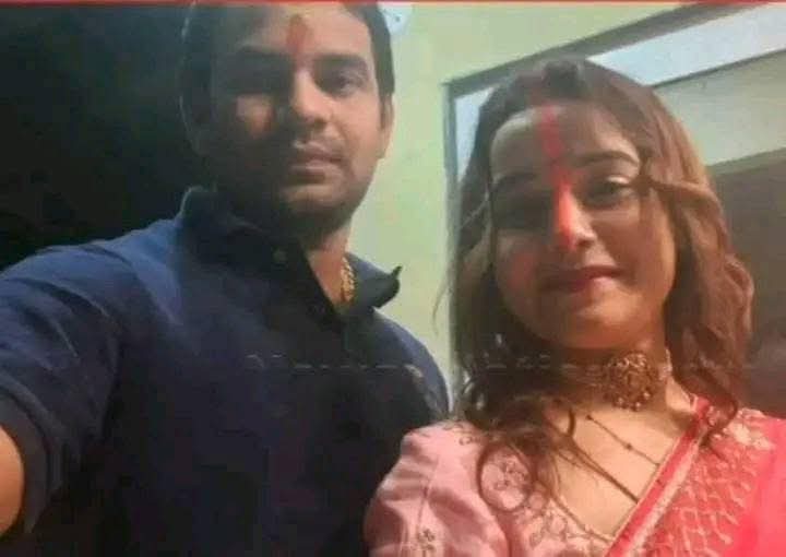जो लोग बार-बार तेजू भईया के पोस्ट डिलीट होने से कन्फ्यूज हैं उन्हें स्पष्ट कर दूं।

मालदीव में तेजू भईया अपनी मेहरारू के साथ क्वालिटी टाइम स्पेंड कर रहे, फिर 
लगता है मेहरारू इनकी (अनुष्का यादव) ज़िद्दिया गईं कि तुम मुझसे प्यार नहीं करते अगर करते हो आज पूरी दुनिया के सामने ऐलान