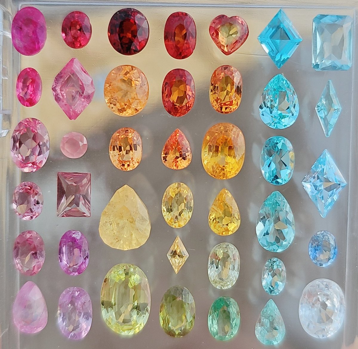 #원석마켓 해시 빌립니다! #RT이벤트
✨️원석 뉴비 &amp; 찍먹해보고 싶으신 분✨️ 계실까요?

기초 용품이나 안 보는 돌 등등이 쌓였는데 마켓하기엔 애매한 게 있어서
💎 나눔합니다 💎
- 솜케이스
- 나석/러프/캐보션

참여 방법: 인용으로 제발저요제가아니면안돼요 어필해주시면 끝
(사진은 갤박용)