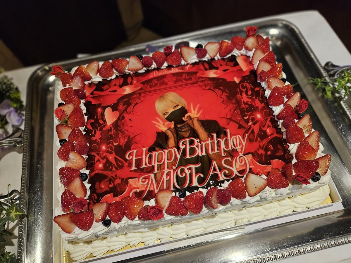 chan_akn's tweet photo. みおたそお誕生日会とっても楽しかった！！！
みおさんの楽しそうで幸せなお顔見れて私もとっても幸せだった♡
シャンパンタワー凄かったしわちゃわちゃしてて楽しい時間だったなぁ🫶
去年も今年もお祝い出来てよかった！
来年も一緒にお祝いが出来ますように🫰

#みおたそ保護者 https://t.co/j0sYvZfv9J
