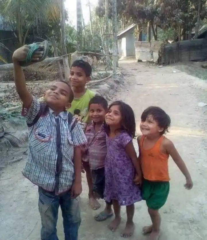 الابتسامة… ليست فقط إنحناءة شفاه، بل ضوء يخرج من الروح.

هي اللغة التي يفهمها الجميع، حتى من لا يتحدثون لغتك.
تُخفف الألم، وتزرع الأمل، وتقول لمن حولك دون كلمات: "أنا هنا… وللأمل مكان."

أجمل الوجوه ليست تلك الخالية من التعب، بل التي تعرف كيف تبتسم رغم كل ما مرت به..

#أبتسم_