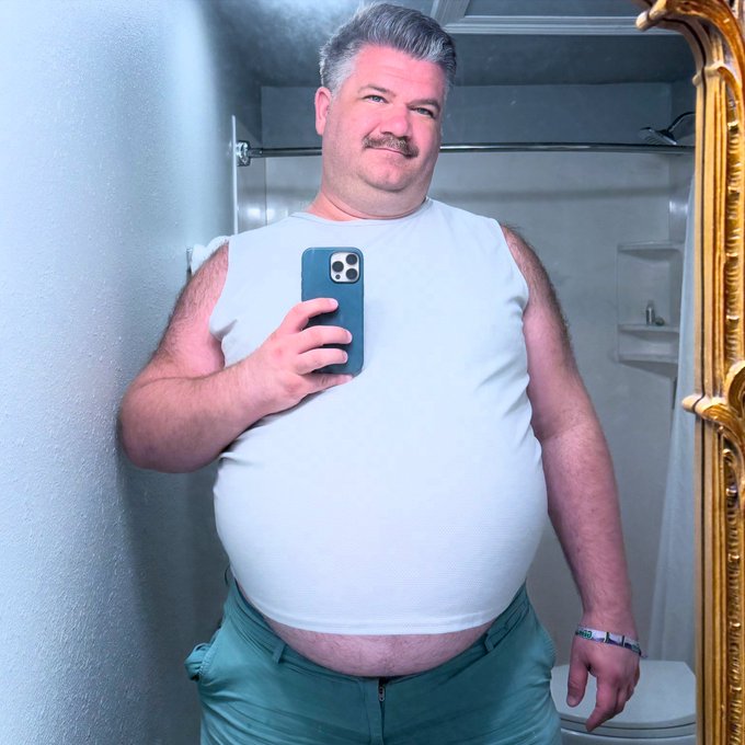 Watch Fatboybey's leaked NSFW photo on TwXstars