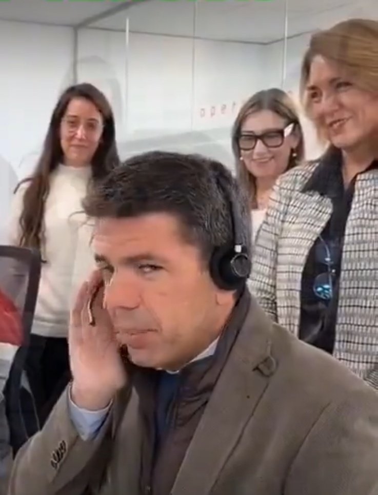 - Hola soy Carlos Mazón primero mato a tus familiares a los 7 meses te llamo y te abronco por haberte reunido con otros antes miralas a ellas las tengo encantadas porque las familiares de las víctimas no sois como ellas?