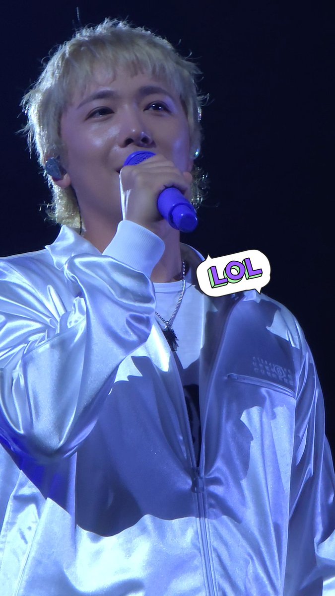 너무 이쁘고 잘생기고 다하심 ....
오빠 모자 안쓰고 노래해줘