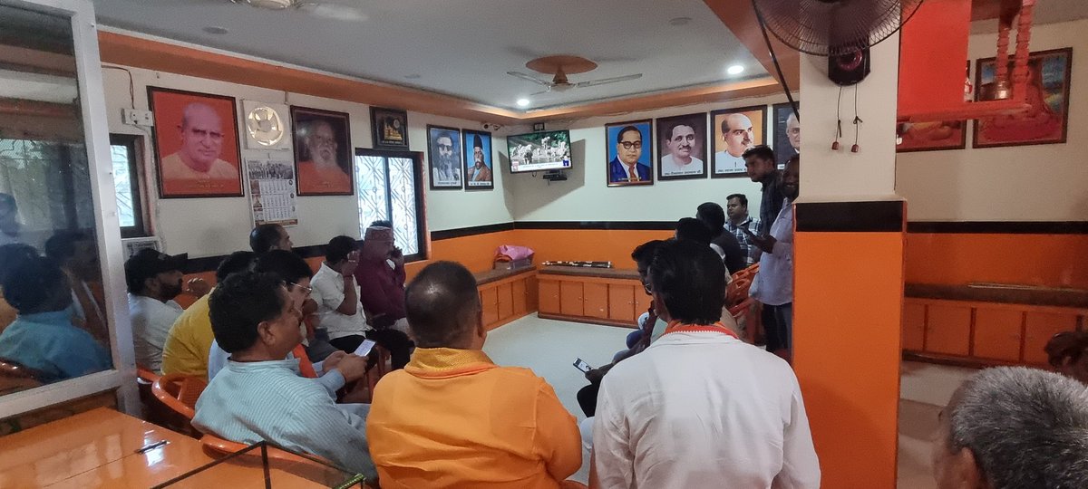 आज डुमरियागंज भाजपा कार्यालय में प्रधानमंत्री श्री नरेंद्र मोदी जी के मन की बात कार्यक्रम को कार्यकर्ताओं एवं आम जनता के साथ मिलकर सुना।
प्रधानमंत्री जी के प्रेरणादायक विचारों से हम सभी को नई ऊर्जा और दिशा मिलती है।
कार्यक्रम के पश्चात सभी कार्यकर्ताओं के साथ प्रधानमंत्री जी के