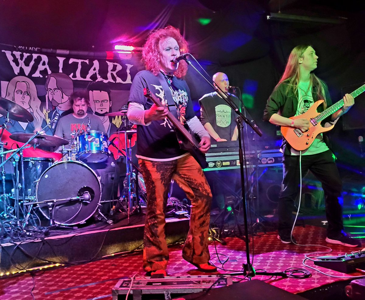 Kun mies soittaa bassoa väärinpäin ja ylösalaisin ja ulos tulee tavaraa funkista räpin ja trancen kautta death metal sinfoniaan, takaan ettei ole ainakaan tylsää.

Heads up Helsinki, Waltari on kovassa iskussa ja tulee ensi torstaina teille. Uusi levy haltuun ja keikoille sieltä!