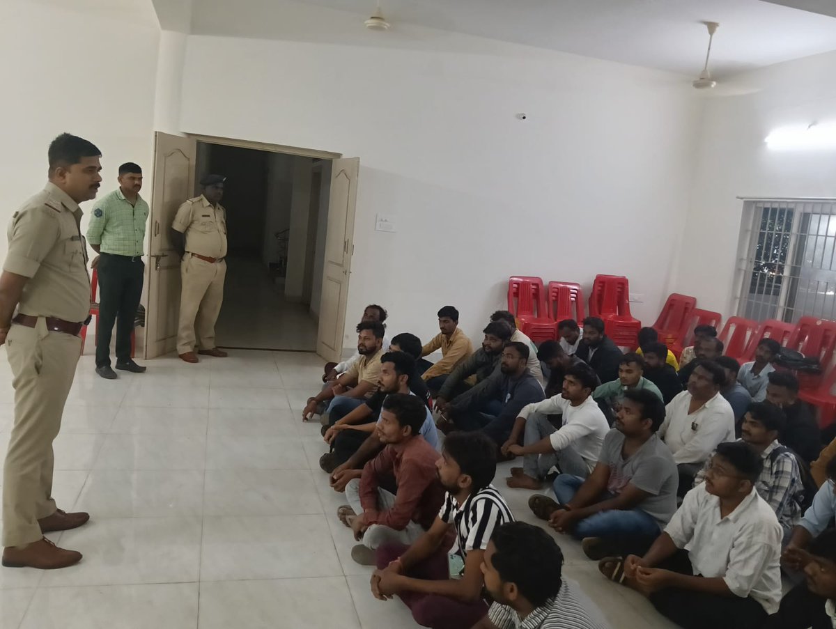 Area Domination:

ಧಾರವಾಡ ಉಪನಗರ ಮತ್ತು ಹುಬ್ಬಳ್ಳಿ ಶಹರ ಪೊಲೀಸ್ ಠಾಣಾ ವ್ಯಾಪ್ತಿಯಲ್ಲಿನ  ರೌಡಿಶೀಟರ್ ಗಳು, MOB ಗಳು, NDPS ಆರೋಪಿಗಳು ಹಾಗೂ ಮದ್ಯಪಾನ ಮಾಡಿ ಸಾರ್ವಜನಿಕರಿಗೆ ತೊಂದರೆ ಮಾಡುತ್ತಿದ್ದ ಜನರನ್ನು ವಶಕ್ಕೆ ಪಡೆದು ಪ್ರಕರಣ ದಾಖಲಿಸಿ ಕಾನೂನು ಕ್ರಮ ಕೈಗೊಳ್ಳಲಾಗಿದೆ.