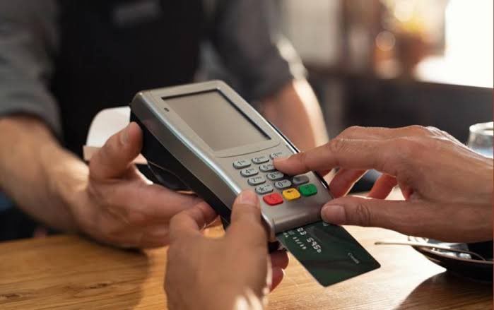 Kredi kartıyla sigara alımında ekstra ücret isteyen işletmelere ceza geliyor.