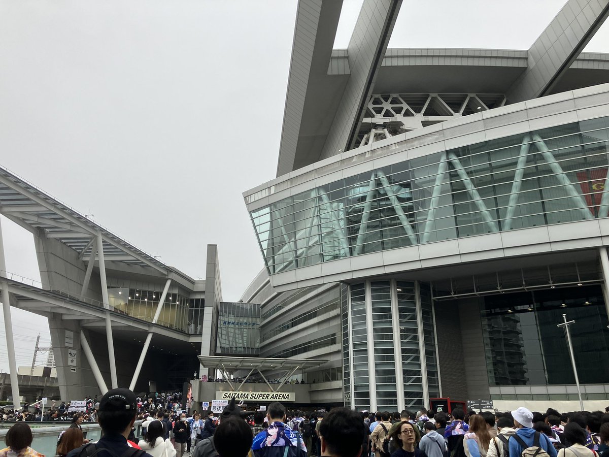 RewriteX99's tweet photo. 人生初のライブなるものに参加する https://t.co/XovkBBAe1s