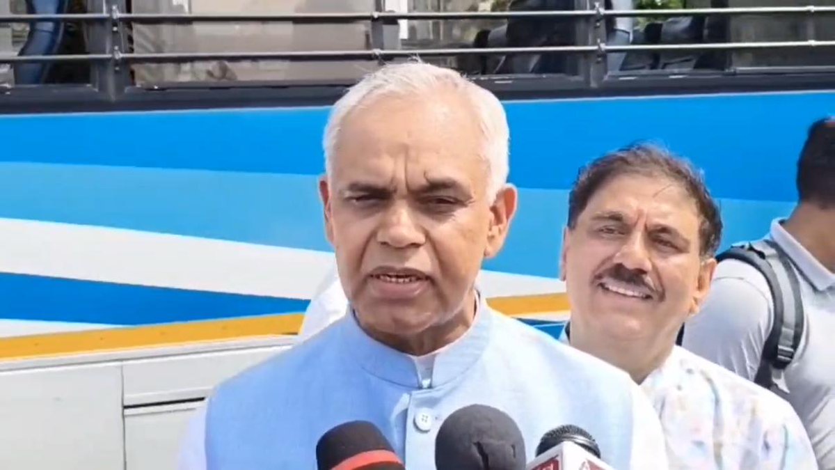 ATMA ડિરેક્ટોરેટ અને SAMETI, ગાંધીનગર આયોજિત “પ્રાકૃતિક કૃષિ પ્રશિક્ષણ કાર્યક્રમ” માં કૃષિ યુનિવર્સિટી, આણંદ ખાતે ઉપસ્થિત થવા માનનીય રાજ્યપાલ સાહેબ આચાર્ય દેવવ્રતજી આજરોજ “વિસનગર-આણંદ”એસ.ટી.બસ દ્વારા જાહેર જનતા સાથે મુસાફરી કરી આણંદ એસ.ટી.બસસ્ટેન્ડ ખાતે પહોંચી આવતા હાર્દિક સ્વાગત