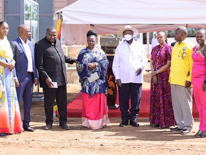 106.9 Kabalega FM (@fmkabalega) on Twitter photo President <a href="/KagutaMuseveni/">Yoweri K Museveni</a> on Saturday reechoed his long-standing commitment to eradicating poverty in Uganda as he attended a thanksgiving ceremony of Kissakyamukama Yiga and his family in Degeya village, Maddu sub-county in Gomba district.
DETAILS –newvision.co.ug/category/news/… President <a href="/KagutaMuseveni/">Yoweri K Museveni</a> on Saturday reechoed his long-standing commitment to eradicating poverty in Uganda as he attended a thanksgiving ceremony of Kissakyamukama Yiga and his family in Degeya village, Maddu sub-county in Gomba district.
DETAILS –newvision.co.ug/category/news/…
