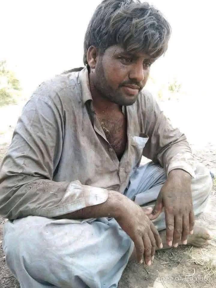 لفظ ختم ٿي ويا آھن لکڻ وسري ويو آھي صرف اکين ۾ ڳوڙھا آھن انسانيت شرمنده آھي 😢 سڄي زندگي ڀٽو سان ڪيل ذيادتي تي ماتم ڪيوسين ۽ ضيا کي ظالم سمجھوسين ۽ اڄ به ھڪ ضيا ئي ظلم ڪيو آھي ھڪ سنڌي جو لاش ائين دفنائي تاريخ ورجائي وئي آھي 😡