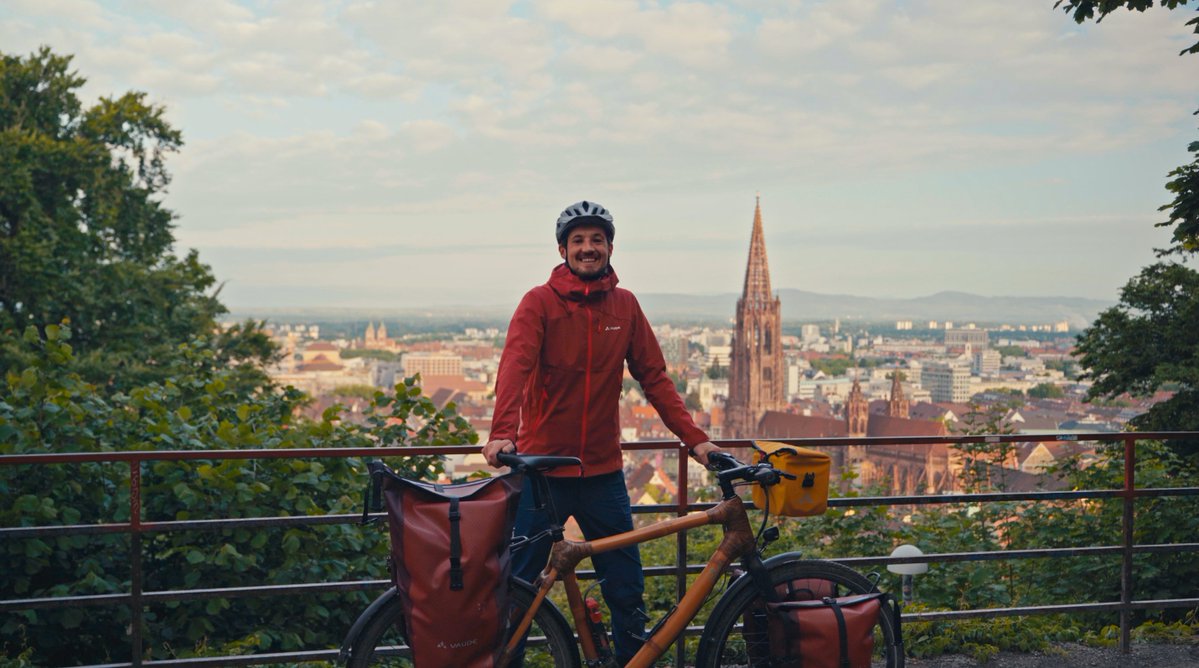 Liebe Leute,

knapp ein Jahr nach meiner Reise nach Baku, bin ich heute morgen auf meine nächste größere Radreise aufgebrochen. Von Freiburg geht es in den nächsten 2 Monaten über die wunderschönen Vogesen nach Paris, über Belgien, die Niederlande bis in die dänische Hauptstadt