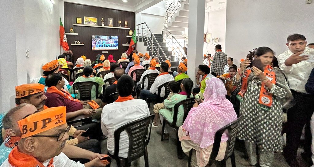 आज मन की बात कार्यक्रम के 122 वें संस्करण में लखनऊ पूर्व विधानसभा के मंडल पूर्व 3 के बूथ संख्या 230 पर पार्टी के पदाधिकारियों व कार्यकर्ताओं के साथ सुना।
<a href="/BJP4India/">BJP</a> <a href="/BJP4UP/">BJP Uttar Pradesh</a>