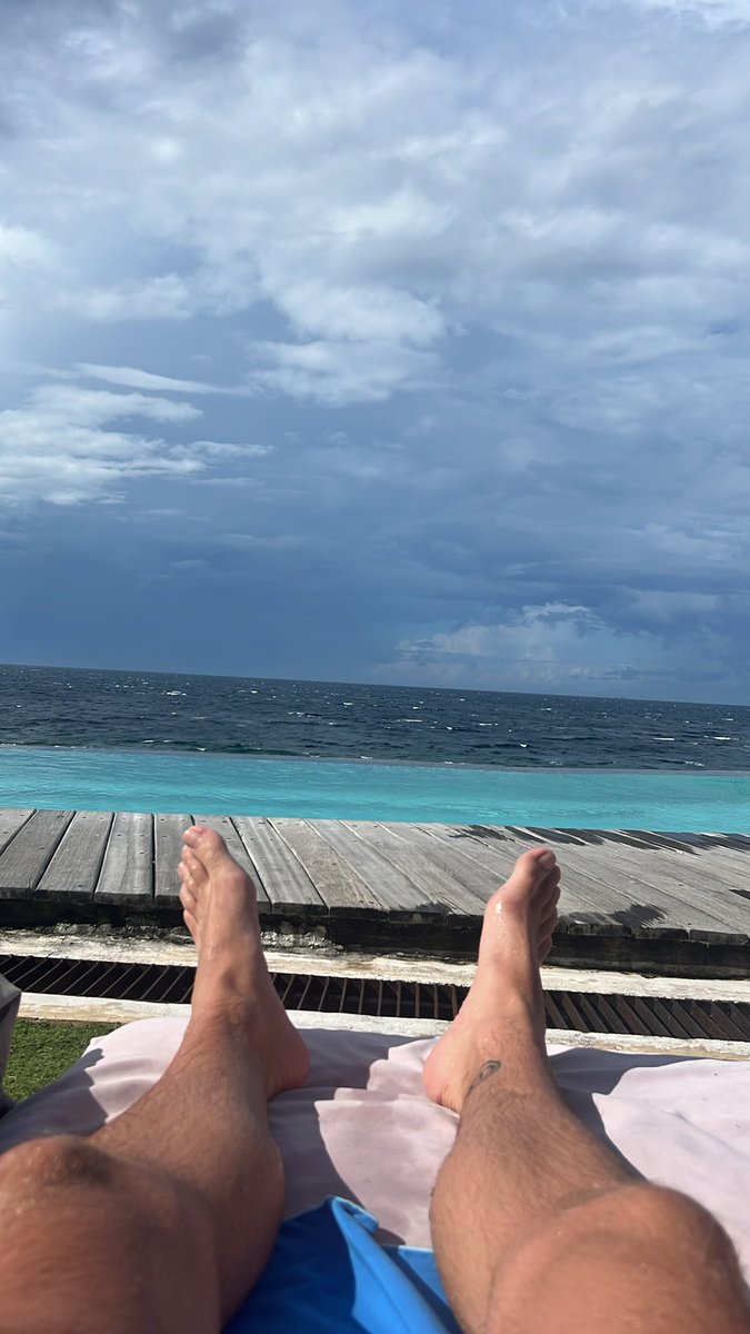 AlphaderAlphas's tweet image. Boah jetzt ein sklaven der meine Füße massiert