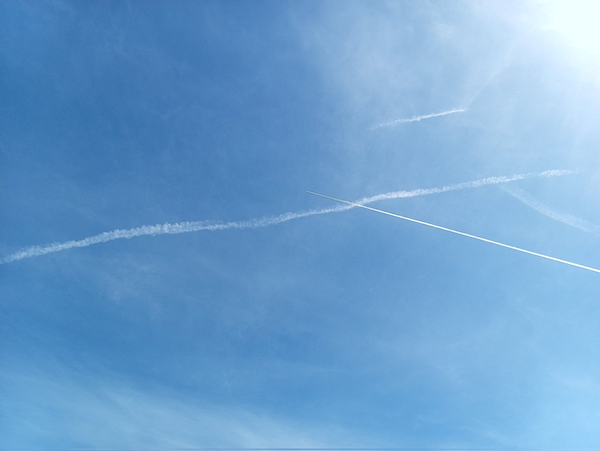 MEren2525's tweet photo. #chemtrail #sprey #erzurum https://t.co/BL8GvL4WnY