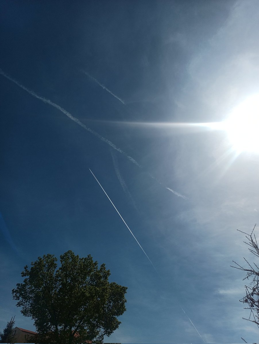 MEren2525's tweet photo. #chemtrail #sprey #erzurum https://t.co/BL8GvL4WnY
