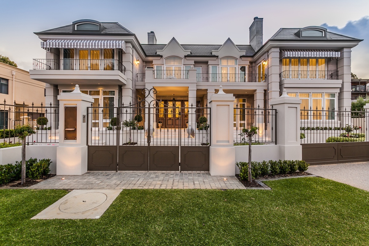 luxcustomhomes's tweet photo. This stunning custom home by PIRONE BUILDERS overlooks the Swan River and features over 1000sqm of elegant living. With European-imported roof tiles and exquisite craftsmanship, it captures the charm of a Parisian manor. https://t.co/VrdHKkWbjZ https://t.co/YYtTCJJAHa