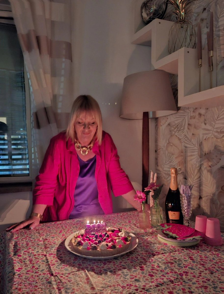 IoveneLaura's tweet photo. Esprimi un desiderio 🎂... Anche se ti sembra irraggiungibile, troppo grande . Esprimi un desiderio e piantalo nel cuore 
#love https://t.co/k2OZVgDYvm