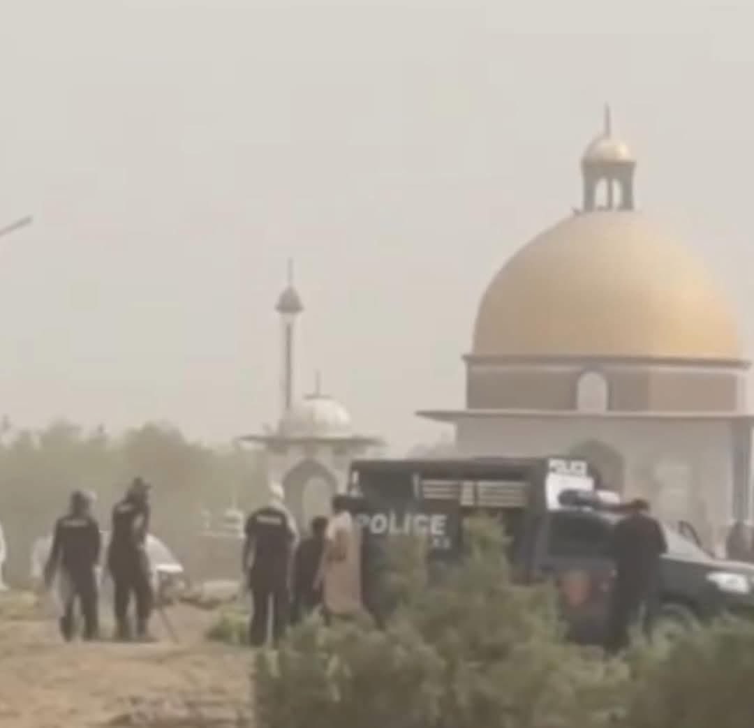 اوھان جي سياسي تعلق ڪنھن به پارٽي سان ھجي ڪنھن سان به ھمدردي رکو پر انسانيت جي ناتي ھن ظلم تي ڪجھ لکو ڪجھ سوچو ايڏو ظلم سنڌ ۾ سو به ھن دور ۾ 😡