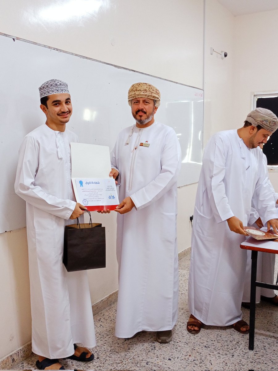 مدرسة حفص بن راشد (10-12) (@hafsschool) on Twitter photo كرم أ. اليسع بن عبدالله الكلباني معلم الفيزياء طلبته المتفوقين دراسياً في المادة بالصف 11/ 1، بحضور أ. يعقوب الشكيلي مدير المدرسة وأ. هيثم الحراصي معلم الكيمياء، متمنين لهم دوام التوفيق.
#فعاليات_تعليمية_مسقط
<a href="/Muscat2024/">دائرة الإشراف التربوي</a>
<a href="/eso_seeb/">إدارة التربية والتعليم بالسيب</a>
#مدارسنا_مستقبل_واعد
#تعلم_مستدام كرم أ. اليسع بن عبدالله الكلباني معلم الفيزياء طلبته المتفوقين دراسياً في المادة بالصف 11/ 1، بحضور أ. يعقوب الشكيلي مدير المدرسة وأ. هيثم الحراصي معلم الكيمياء، متمنين لهم دوام التوفيق.
#فعاليات_تعليمية_مسقط
<a href="/Muscat2024/">دائرة الإشراف التربوي</a>
<a href="/eso_seeb/">إدارة التربية والتعليم بالسيب</a>
#مدارسنا_مستقبل_واعد
#تعلم_مستدام