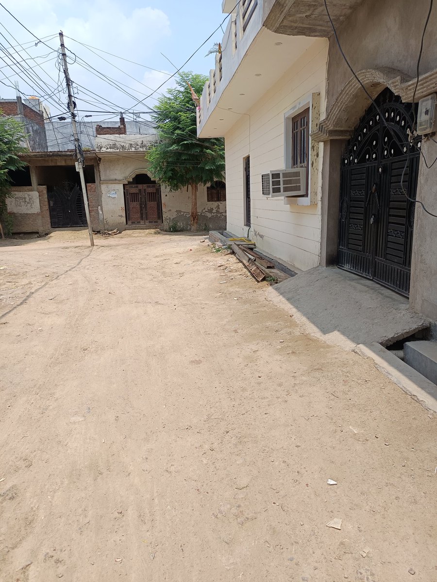 deepakpandit04's tweet photo. Mera ghar Laljitondon  Dubagga ward no. 7 mein hai . Yaha २० ft chaudi road hai magar ek bhi road nahi bani hai. Barish k mausam mein yaha sadak par pani bharta hai jisse logo ko aane jaane m pareshani hoti h. Plot par kooda bhi feka jata hai. 
Mo:9936646765
@myogiadityanath https://t.co/iC2cv1AXyp