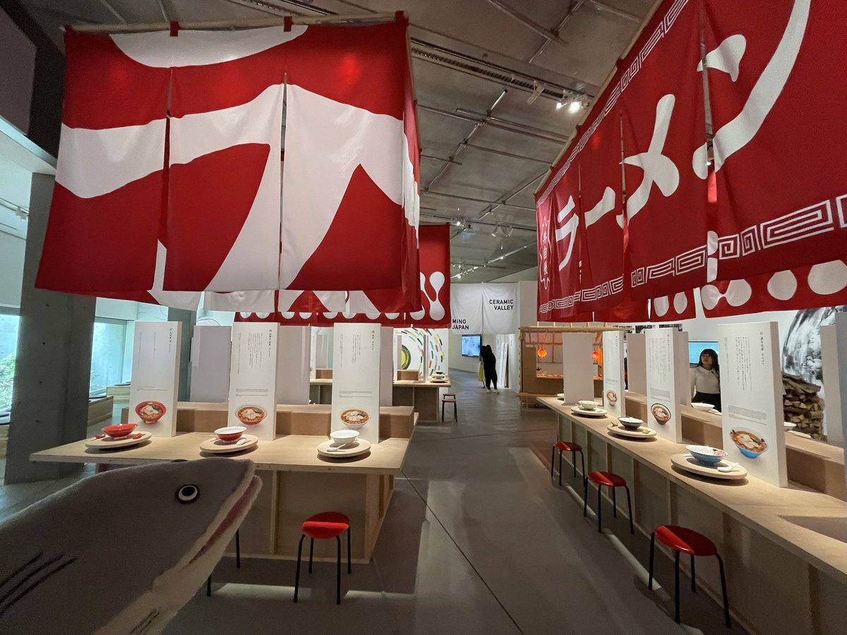 🍜いま一番お腹が空く展覧会みつけた❗️

21_21 DESIGN SIGHT「ラーメンどんぶり展」では、アーティストたちがデザインした40点のどんぶりがずらり🍜
美濃焼の歴史と、ラーメン文化の深さに触れる体験でした。
一杯のラーメンが、こんなにも豊かな物語を持っているなんて🐟💨
あ〜お腹すいた〜🤤