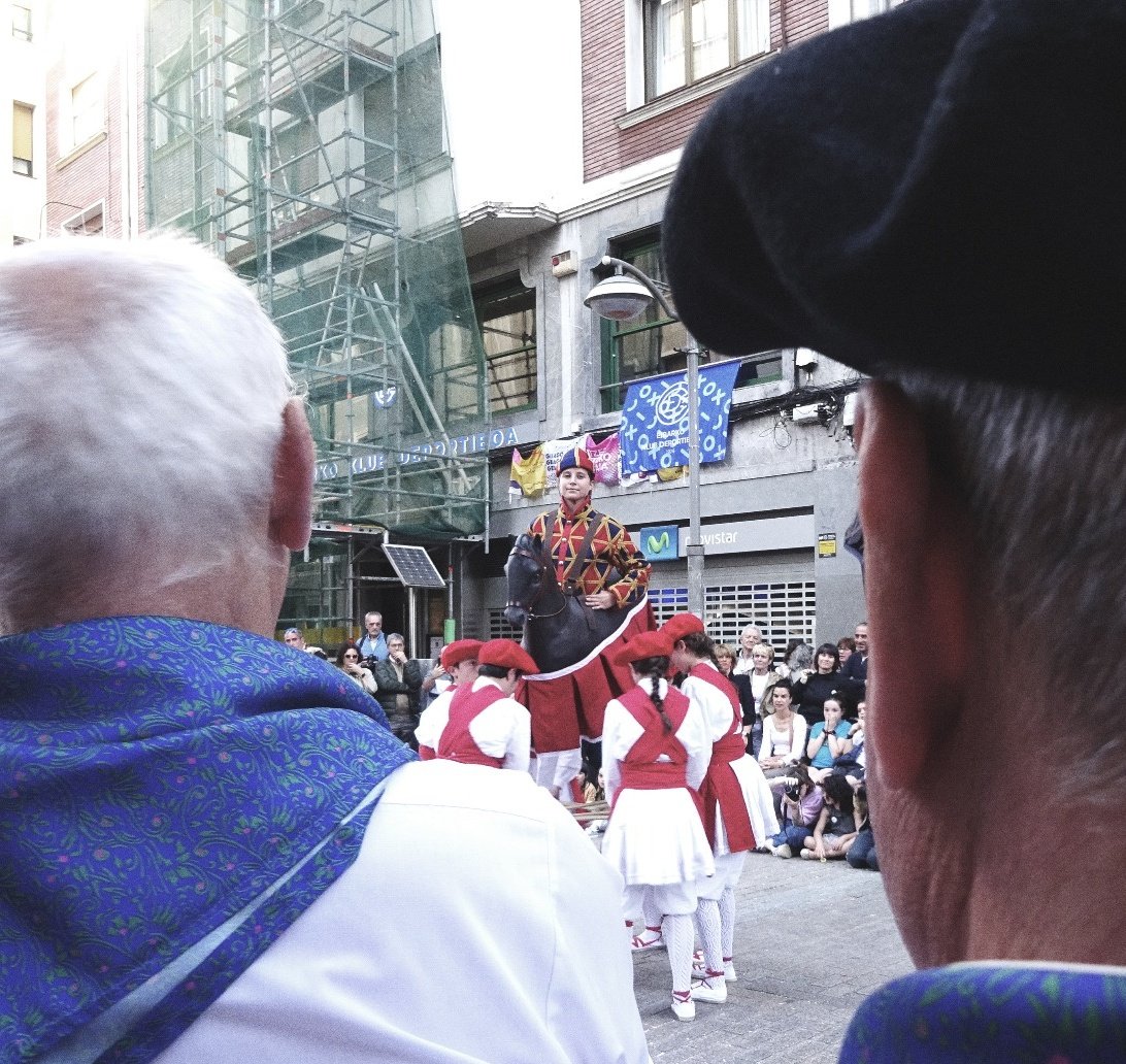 Atzo Eibarren dantzatu ziren gure txikiak, bertako Euskal jaia kari, <a href="/kezkadantza/">Kezka Dantza Taldea</a> -ko lagunek gonbidaturik. Mila esker beti gu horren ongi zaintzeagatik! Sanferminetan, gure aldi!

Eta gaur 12:30etan, berriz ere dantzan ariko gara, Iruñean, Burguen plazan.

📸: Hasier Moreno