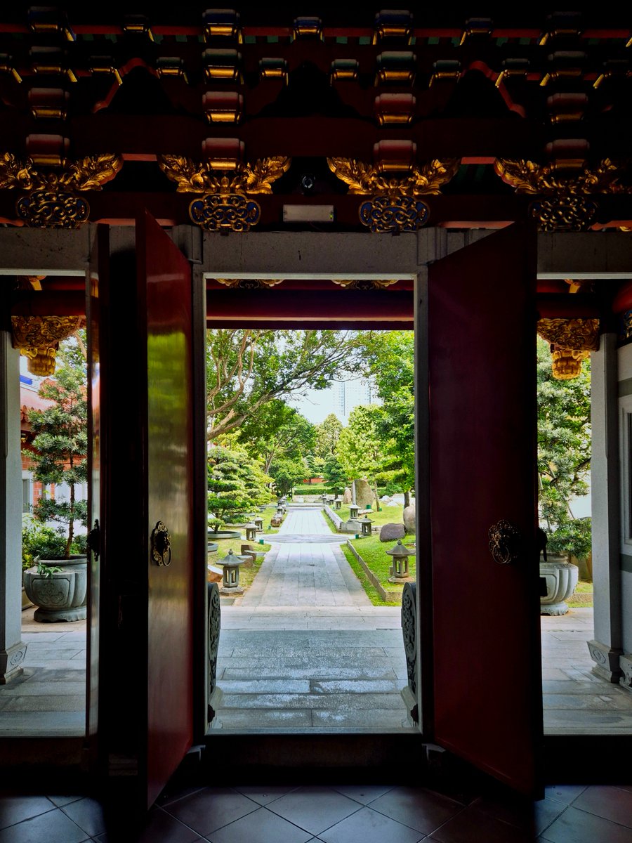 seawmichael's tweet image. Doorway of a typical old chinese house commonly seen in China that either leads out of the house or to its inner courtyard. The early Chinese immigrants brought this design element along with them as they settled down in different parts of the world.