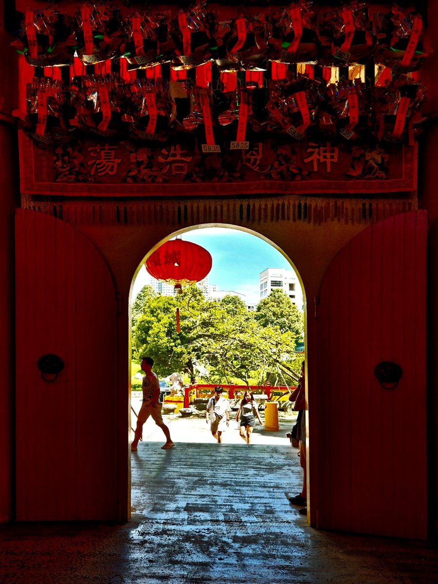seawmichael's tweet image. Doorway of a typical old chinese house commonly seen in China that either leads out of the house or to its inner courtyard. The early Chinese immigrants brought this design element along with them as they settled down in different parts of the world.