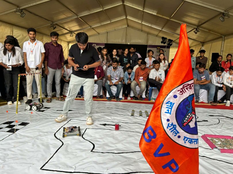 ABVPSouthKA's tweet image. The Robo Race at Srishti 2025 was a thrilling blend of speed, skill, and innovation.
Student-built robots raced with precision, showcasing brilliant design and teamwork.
A perfect display of young minds driving the future of technology!

#Srishti2025 #RoboRace #FutureInnovators