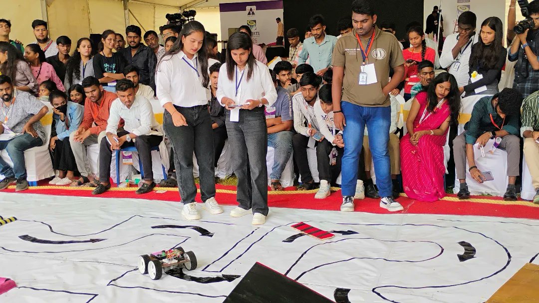 ABVPSouthKA's tweet image. The Robo Race at Srishti 2025 was a thrilling blend of speed, skill, and innovation.
Student-built robots raced with precision, showcasing brilliant design and teamwork.
A perfect display of young minds driving the future of technology!

#Srishti2025 #RoboRace #FutureInnovators