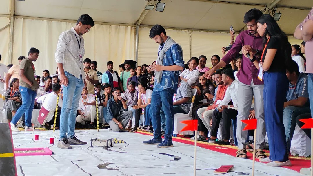 ABVPSouthKA's tweet image. The Robo Race at Srishti 2025 was a thrilling blend of speed, skill, and innovation.
Student-built robots raced with precision, showcasing brilliant design and teamwork.
A perfect display of young minds driving the future of technology!

#Srishti2025 #RoboRace #FutureInnovators