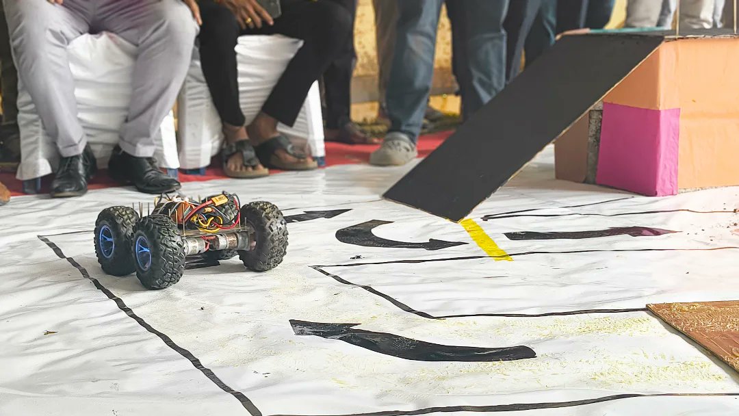 ABVPSouthKA's tweet image. The Robo Race at Srishti 2025 was a thrilling blend of speed, skill, and innovation.
Student-built robots raced with precision, showcasing brilliant design and teamwork.
A perfect display of young minds driving the future of technology!

#Srishti2025 #RoboRace #FutureInnovators