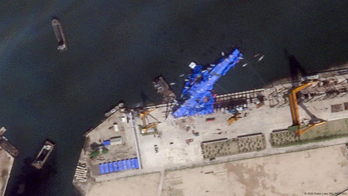 Авария корабля в КНДР: власти задержали сотрудников верфи. В их числе - главный инженер судоверфи в Чхонджине, сообщило государственное северокорейское информагентство ЦТАК.

Спуск на воду престижного военного корабля 21 мая окончился неудачей. На глазах у лидера КНДР Ким Чен Ына