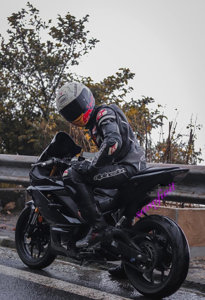 雨後的山路
只有我們兩個
安靜又舒爽

📷：辣個男倫

#SHOEI安全帽 
#Alpinestars連身皮衣 
#Alpinestars手套 
#DAINESE車靴 
#YAMAHAYZFR6