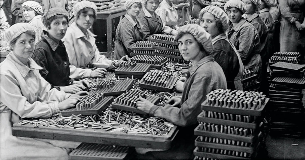 Do you have a 'munitionette' in your family? Discover the lives of the women who endured poisoning, 12-hour shifts and lethal explosions to build Britain's arms in the First World War:

whodoyouthinkyouaremagazine.com/feature/muniti…