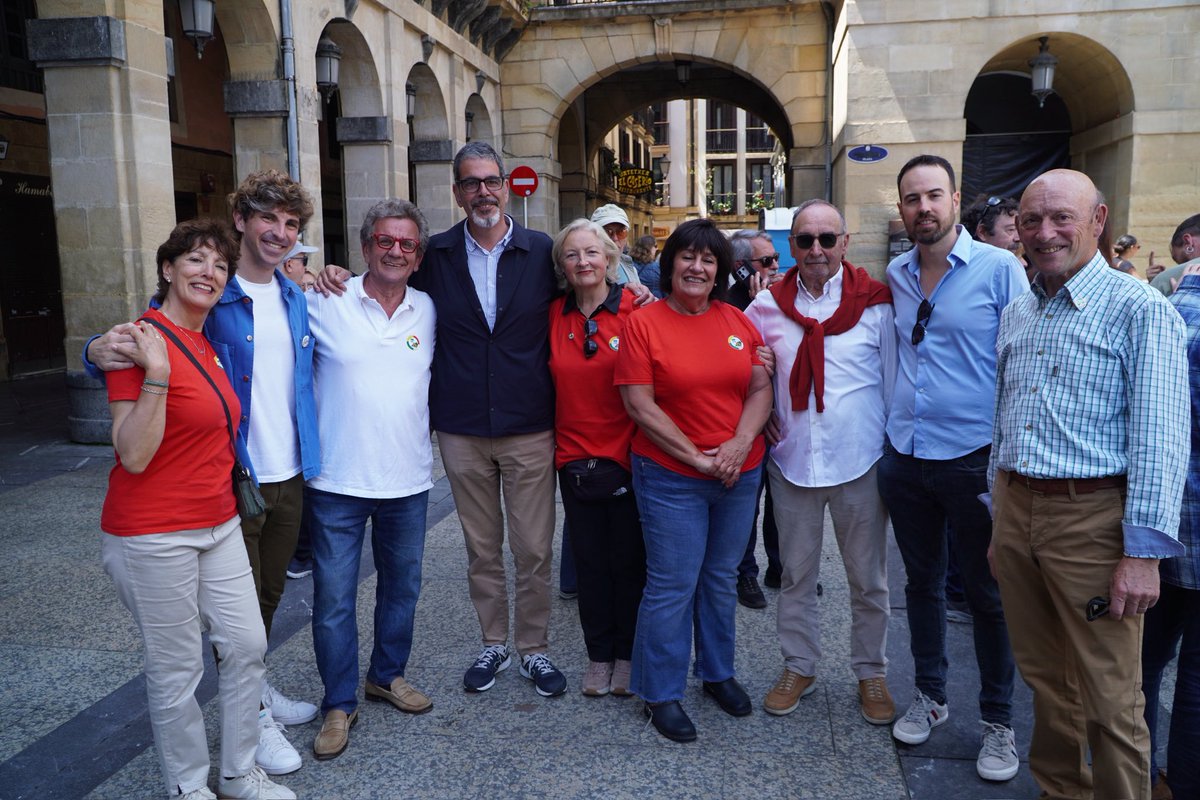 Gipuzkoako Erregio Etxeen Federazioak urtero jaialdia antolatzen du Konstituzio plazan. Una oportunidad para conocer más de cerca la cultura y degustar la gastronomía de las diferentes regiones presentes en nuestra ciudad #Donostia #SanSebastian