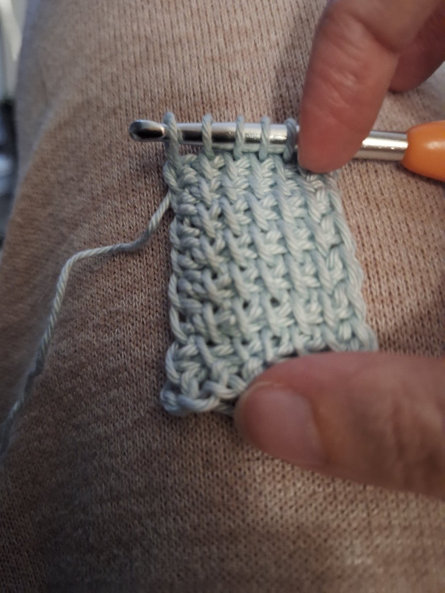 Mezelf een nieuwe haakmethode aangeleerd. Tunisch haken. Nog niet helemaal perfect en niet de goede naald. Leuk om te doen dat wel