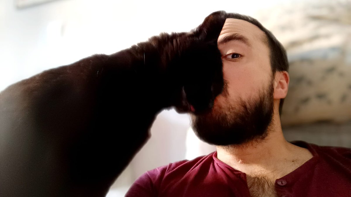 Llevo un tiempo imaginando mi último tuit. Si enlazaría a algún reportaje o dejaría una gran reflexión contra el fascismo. Pero me marcho con dos notas. Adoptad uno de estos. A ello le debo los mejores años de mi vida. Y escuchad a Cecilia. Ahora sí, ¡nos vemos por las redes!