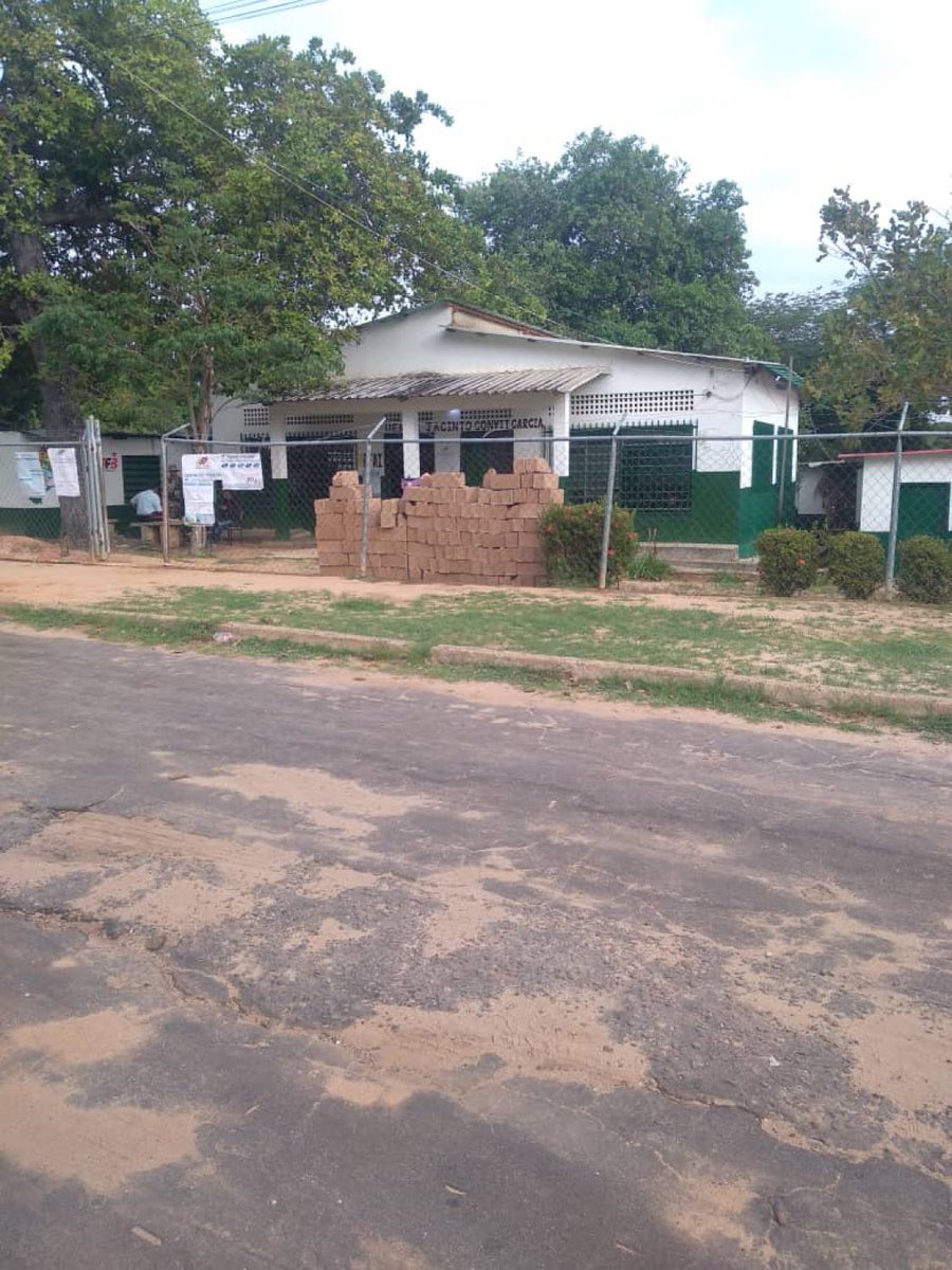 Totalmente vacía luce el centro de votación Escuela Básica Agua Salada, municipio Angostura del Orinoco, estado #Bolívar.

La ciudadanía en desobediencia total a la tiranía. El 28J las calles se llenaron, hoy las dejan vacías. 

#YoNoObedezco