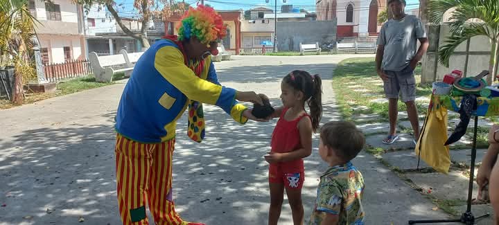 En la mañana de hoy los más pequeños de casa pudieron disfrutar de la actividad Por una sonrisa en el parque de #Manicaragua donde se presentó el Guiñol de Santa Clara con un espectáculo de juegos , música y magia a cargo del payaso Parchito . 
#JuntosPorVillaClara