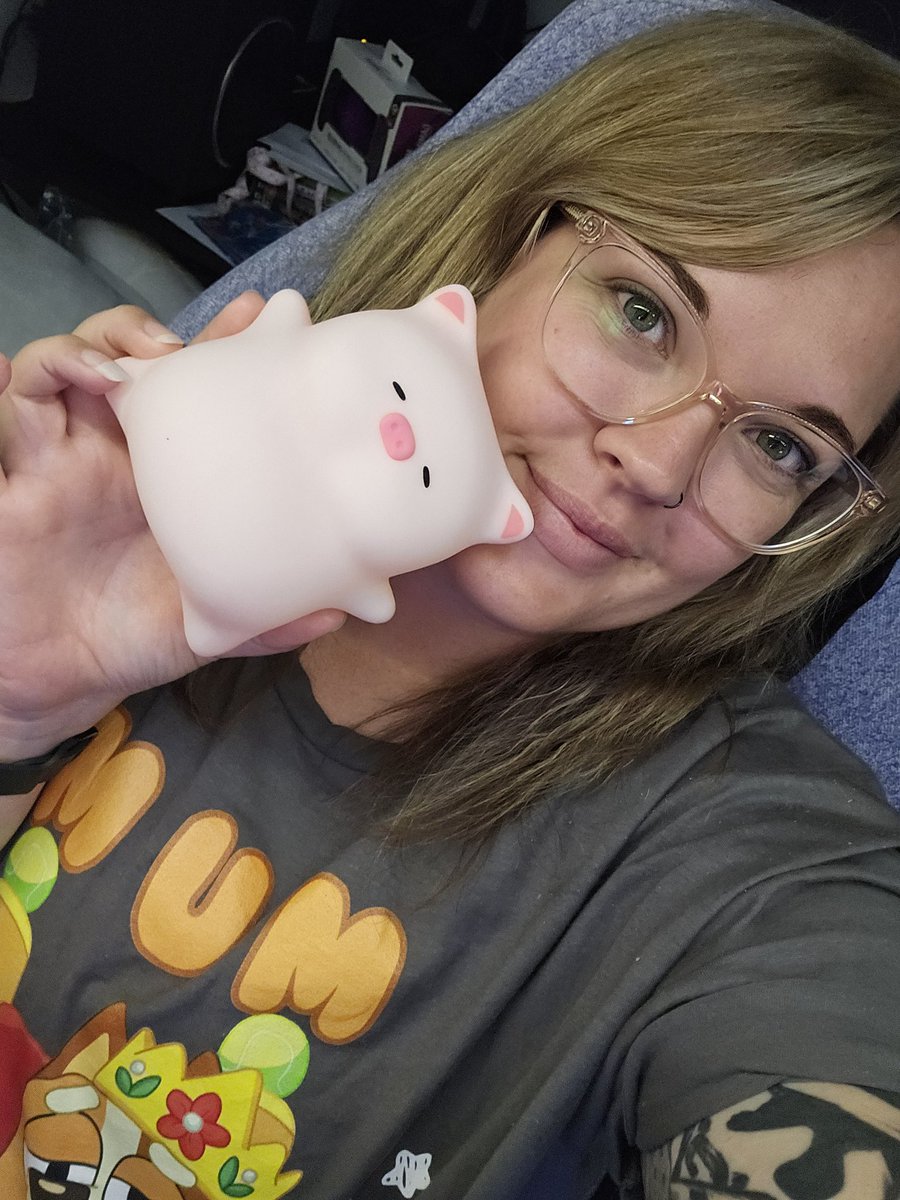 louieeexxo's tweet image. Sooo I bought a cute little pig light and then we voted on its name in Discord. 😅 check out Mr Snorts 😅