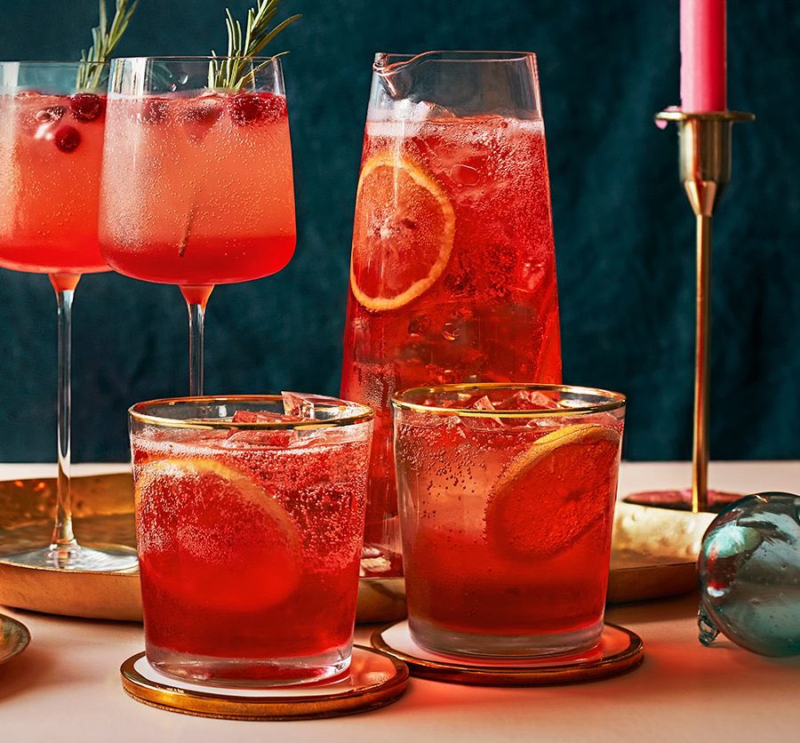 wownyi's tweet photo. @GOLDENRPEO Ia sedikit menarik nafas lalu melanjutkan berbicara

“Disebelah sana, ada beberapa minuman segar yang bisa tamu undangan teguk jika sudah selesai menikmati beberapa hidangan kami. Ada campari, espresso, limon cello, dan negroni” https://t.co/ksUYmZZO75