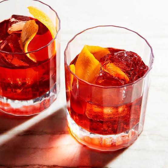 wownyi's tweet photo. @GOLDENRPEO Ia sedikit menarik nafas lalu melanjutkan berbicara

“Disebelah sana, ada beberapa minuman segar yang bisa tamu undangan teguk jika sudah selesai menikmati beberapa hidangan kami. Ada campari, espresso, limon cello, dan negroni” https://t.co/ksUYmZZO75