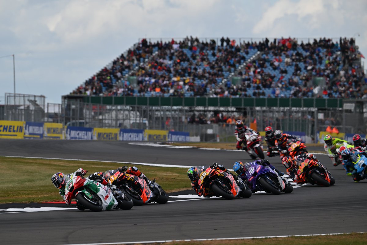 Pit lane will open at 13:20  for a quick start procedure

19 laps to GO 

#BritishGP #MichelinMotoGP