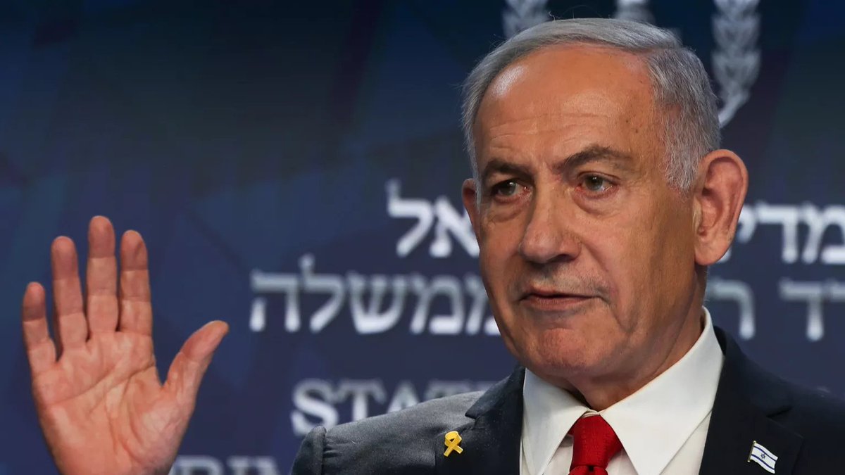 Spanish_Revo's tweet photo. 🛑 Netanyahu, rehén voluntario del fascismo mesiánico

- Israel ha cruzado el umbral: ahora gobiernan los colonos, bombardea la fe y mueren miles para salvar a un solo hombre
- El Gobierno actual ya no es conservador ni sionista, sino directamente supremacista. Y quien no lo vea, es cómplice

LA FRANJA DE GAZA COMO LABORATORIO DE UNA TEOCRACIA ULTRANACIONALISTA

Mientras 17.000 niñas y niños han sido asesinados bajo las bombas israelíes en Gaza, mientras bebés de seis meses mueren calcinados, el Gobierno de Israel no solo no se detiene: acelera. El Ejército más armado de Oriente Próximo ha sido secuestrado por una coalición fanática, misógina, racista y teocrática, y actúa como brazo armado de un proyecto de limpieza étnica que ya ni siquiera se disimula. La nueva ofensiva —planificada, ejecutada y jaleada por los socios de ultraderecha de Netanyahu— no busca rehenes. Busca territorio.

En diciembre de 2022, Benjamin Netanyahu entregó el timón de su Gobierno a colonos condenados por incitación al odio, como Itamar Ben Gvir, y a fanáticos mesiánicos como Bezalel Smotrich, responsable directo de financiar la expansión de colonias ilegales en Cisjordania. Lo hizo por ambición y por miedo: acorralado por causas judiciales y abandonado por la derecha tradicional, el viejo Bibi vendió el Estado al fascismo para no hundirse solo. Y desde entonces, el precio lo paga el pueblo palestino. Lo pagan con sangre.

En lugar de gobernar, Netanyahu sobrevive. En lugar de proteger a su población, la entrega como escudo humano de un proyecto mesiánico. Uno que no habla de paz ni de justicia, sino de “Riviera del Oriente Próximo” y de “reubicación” de millones de personas que ya no son llamadas por su nombre, sino por su etnia. Gaza es ahora campo de pruebas de la distopía colonial que predican los Libman, Ben Gvir, Weiss y Smotrich: destruir casas, sembrar colonias, erradicar pueblos. Y si no puedes matarlos, deshéralos. Si no puedes desheredarlos, hazlos invisibles.

UNA COALICIÓN FANÁTICA AL SERVICIO DE LA GUERRA PERMANENTE

El 82% de la ciudadanía judía israelí apoyaba en enero la expulsión de la población gazatí. Solo un 3% lo consideraba inmoral. Esa cifra —devastadora, desoladora, incontestable— no habla únicamente de derechización, sino de deshumanización. De un país educado para no ver al otro, para justificar lo injustificable. Desde la Nakba hasta hoy, el proyecto sionista ha convertido el victimismo nacional en violencia estructural. Y ahora, con el consentimiento generacional de los más jóvenes (el 73% de quienes tienen entre 15 y 24 años se declara de derechas), la ofensiva se perpetúa.

En enero, la extrema derecha israelí llenó una convención en Jerusalén con ministros, diputados y asesinos de salón para proclamar que no hay inocentes en Gaza. Dos días después, Netanyahu rompía la tregua. La lógica es clara: la ultraderecha exige sangre, Netanyahu la ofrece. A cambio, mantiene su silla. Y si para sostenerla hay que morir, morirán otros. Como Edo, el joven israelí que entendió la trampa demasiado tarde: sus dos hermanos están en Gaza. No por Israel, dice, sino por Netanyahu.

Mientras las colonias crecen —16.820 nuevas viviendas para colonos en lo que va de 2025, récord histórico—, el hambre en Gaza se convierte en herramienta de guerra. El 2 de marzo, el Gobierno israelí vetó la entrada de alimentos y medicinas. En paralelo, Daniella Weiss, líder de los colonos de Nachala, recorría las ruinas de Gaza en un coche militar para elegir terrenos. ¿A qué suena esto, si no es a una reedición milimétrica del apartheid más brutal? ¿A qué suena, si no es al eco de la historia que tantas veces dijimos que jamás se repetiría?

La “operación Carros de Gedeón”, como han bautizado la invasión, no pretende frenar a Hamás. Pretende fundar un nuevo Estado sobre las cenizas del pueblo palestino.

La ONU, el Derecho Internacional y los pacifistas israelíes lo denuncian, pero Israel ya no escucha. Solo obedece a su nuevo amo: el fundamentalismo sionista armado. Ese que controla los ministerios clave, que marca la agenda desde los márgenes, que ha convertido a las Fuerzas Armadas en escuadrón de limpieza, y que celebra congresos con arengas genocidas mientras Ben Gvir reparte armas entre colonos. Netanyahu solo pone la firma.

El Gobierno actual ya no es conservador ni sionista, sino directamente supremacista. Y quien no lo vea, es cómplice.

No se trata de seguridad. No se trata de defensa. Se trata de conquista. Se trata de exterminio político y territorial. Y mientras el mundo mide sus palabras y evita usar la palabra genocidio, Netanyahu convierte cada niño palestino muerto en una moneda más para comprar su impunidad.