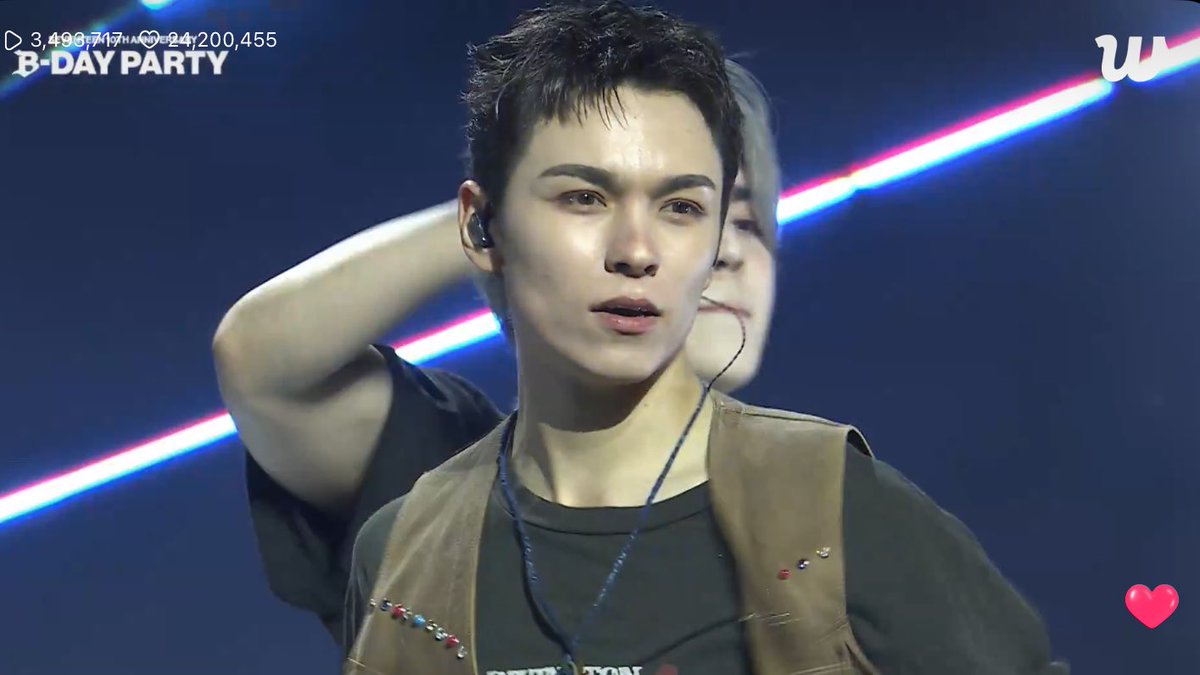 vernonewoo's tweet photo. everytime i took screenshots of vernon he was really just serving face this is insane https://t.co/urUYITyOKQ