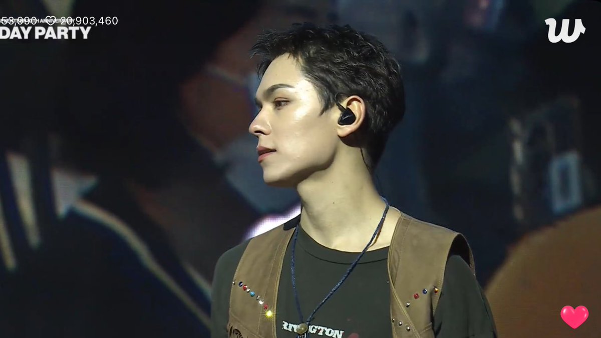 vernonewoo's tweet photo. everytime i took screenshots of vernon he was really just serving face this is insane https://t.co/urUYITyOKQ